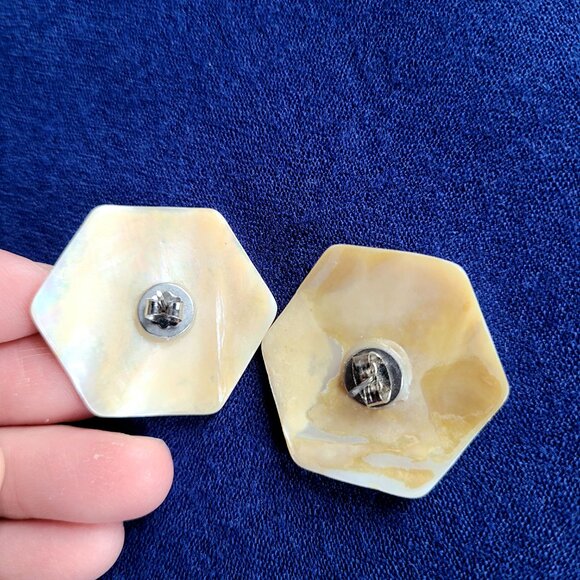 Large vintage Mother of Pearl earrings with carved flowers. - Picture 8 of 8
